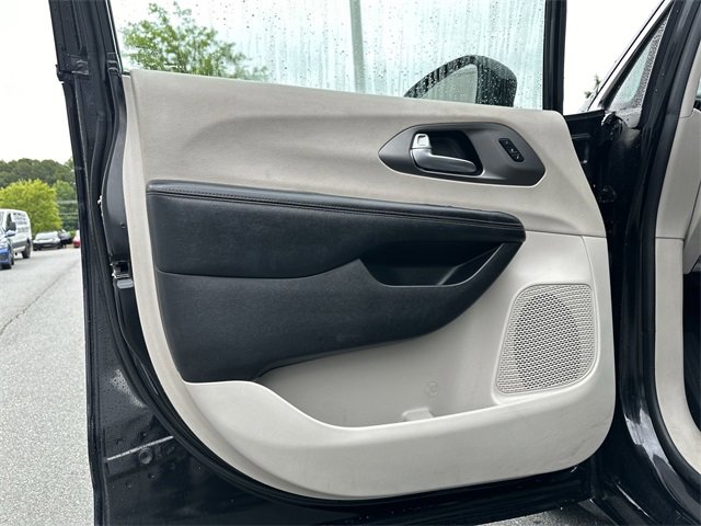 Used 2020 Chrysler Pacifica Touring-L image 13