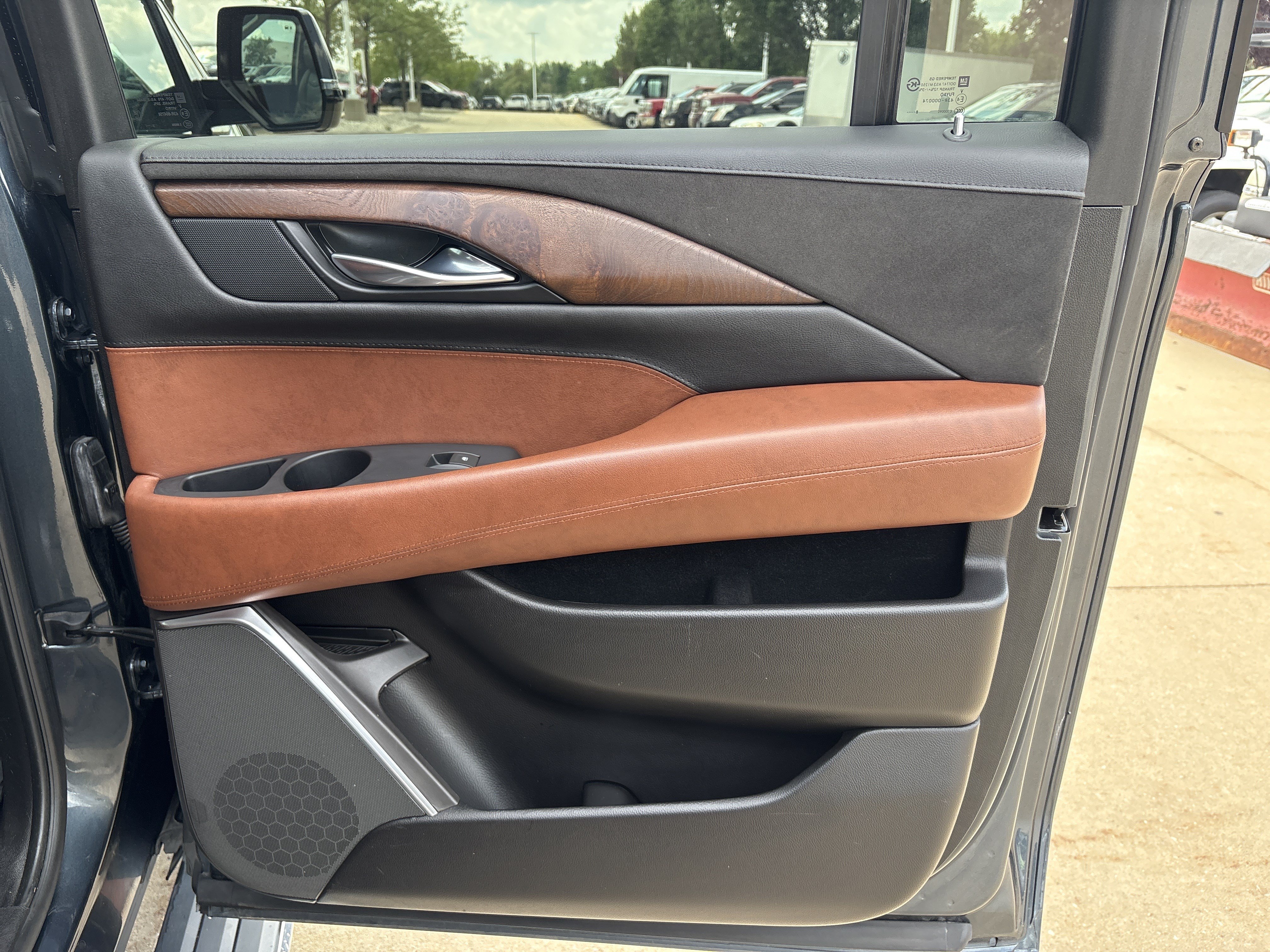 Used 2019 Cadillac Escalade ESV Premium Luxury AWD/4WD image 16