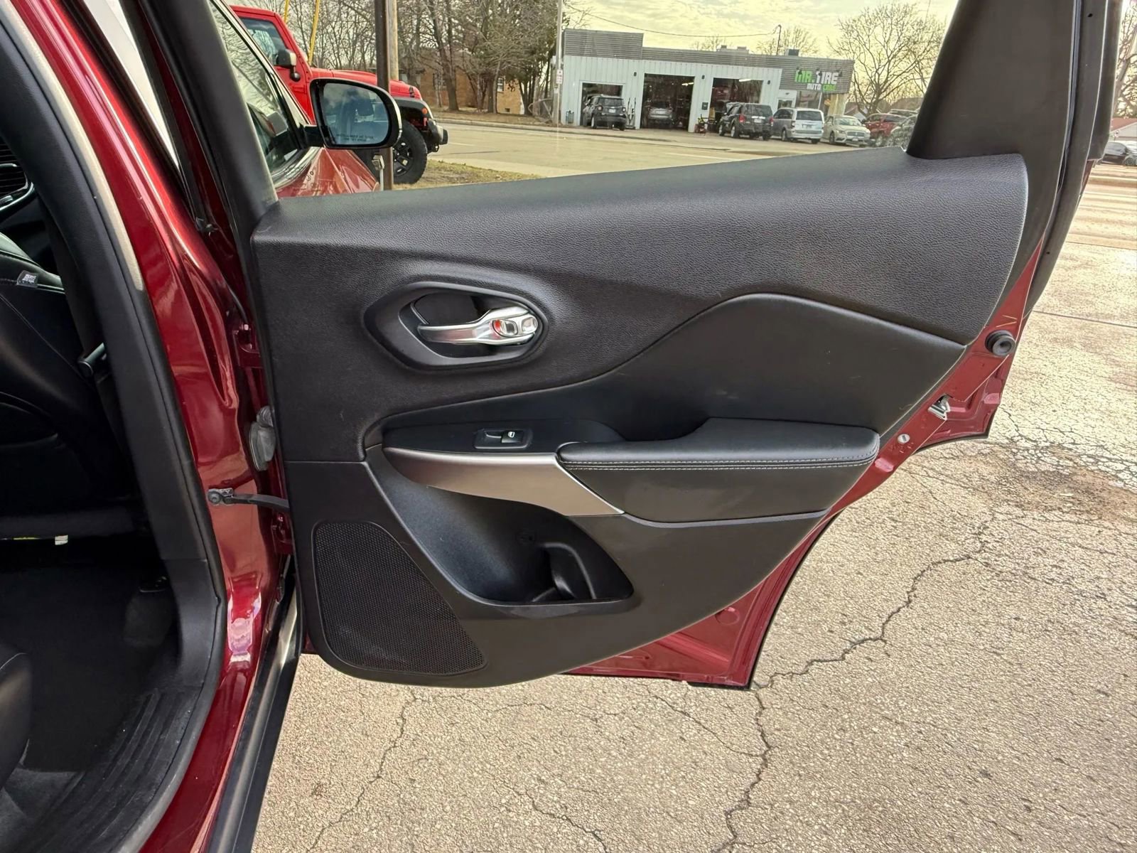 Used 2019 Jeep Cherokee Limited AWD/4WD image 21