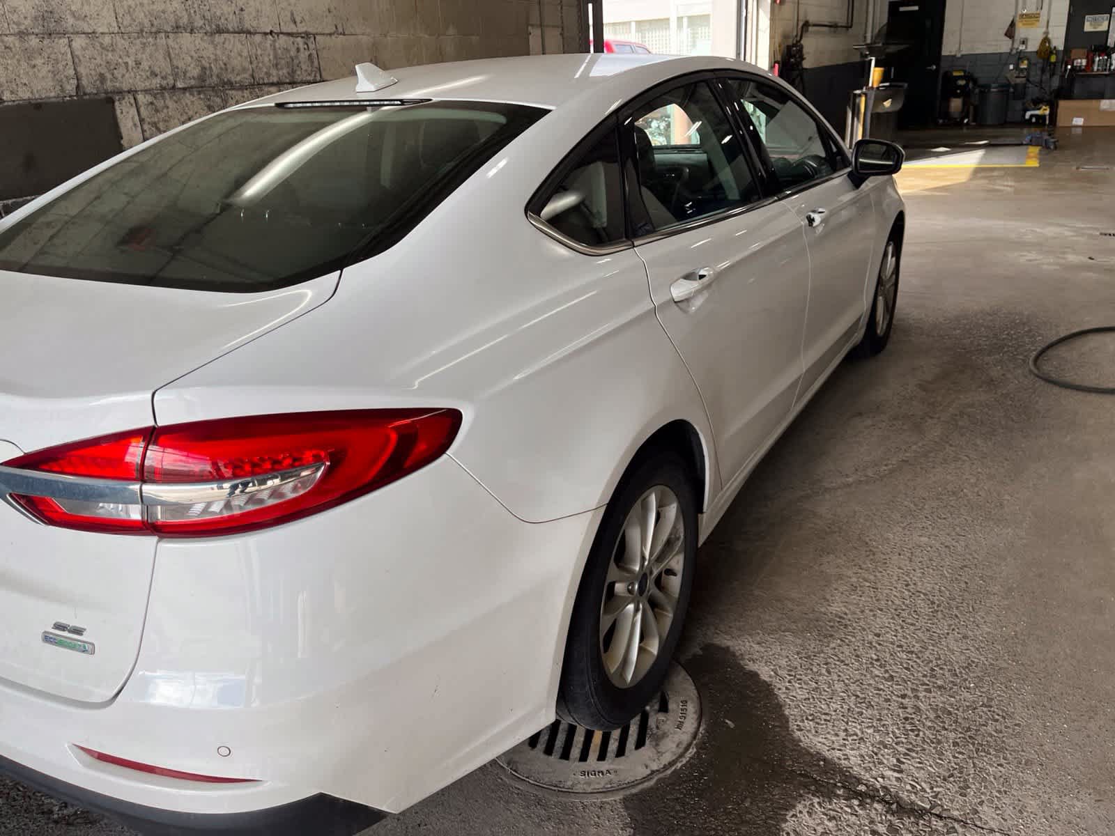 Used 2020 Ford Fusion SE FWD image 9
