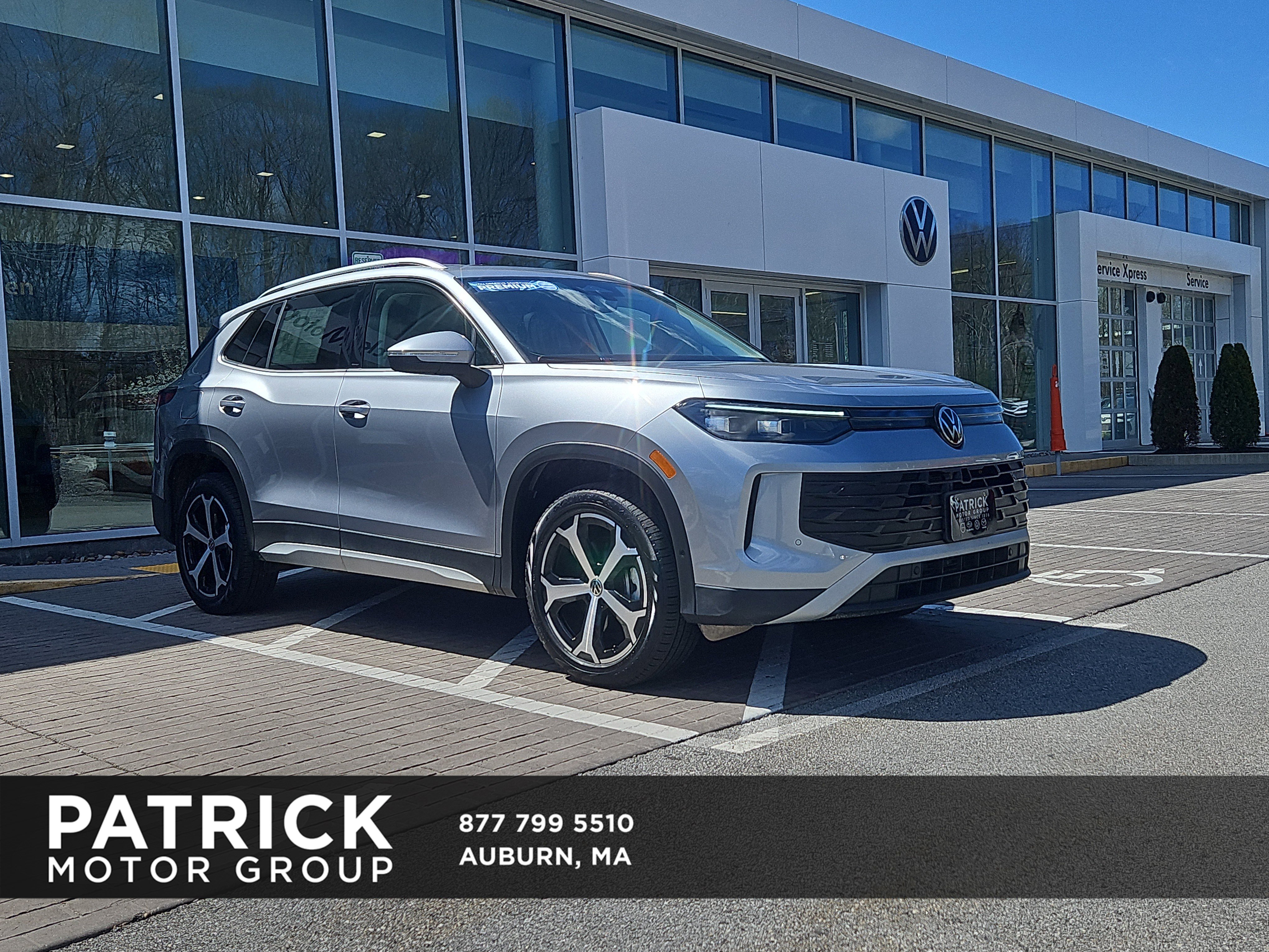 Used 2025 Volkswagen Tiguan SE AWD/4WD image 1