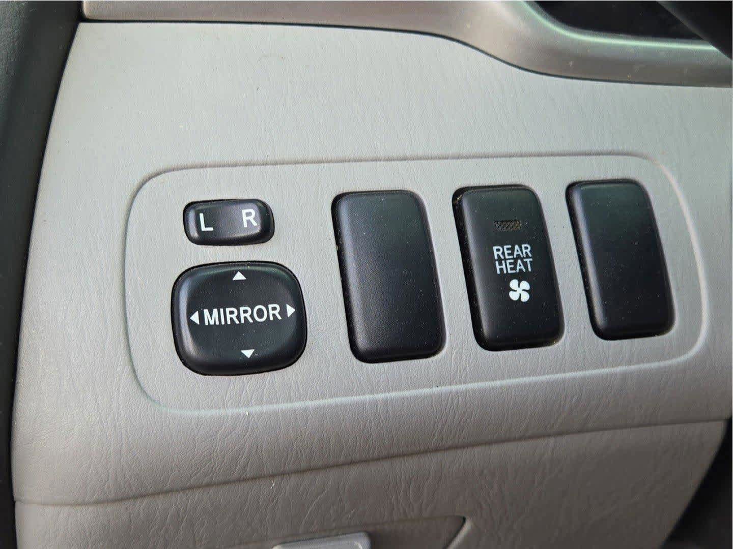 Used 2005 Toyota Highlander 2WD V6 w/ 3rd Row image 19