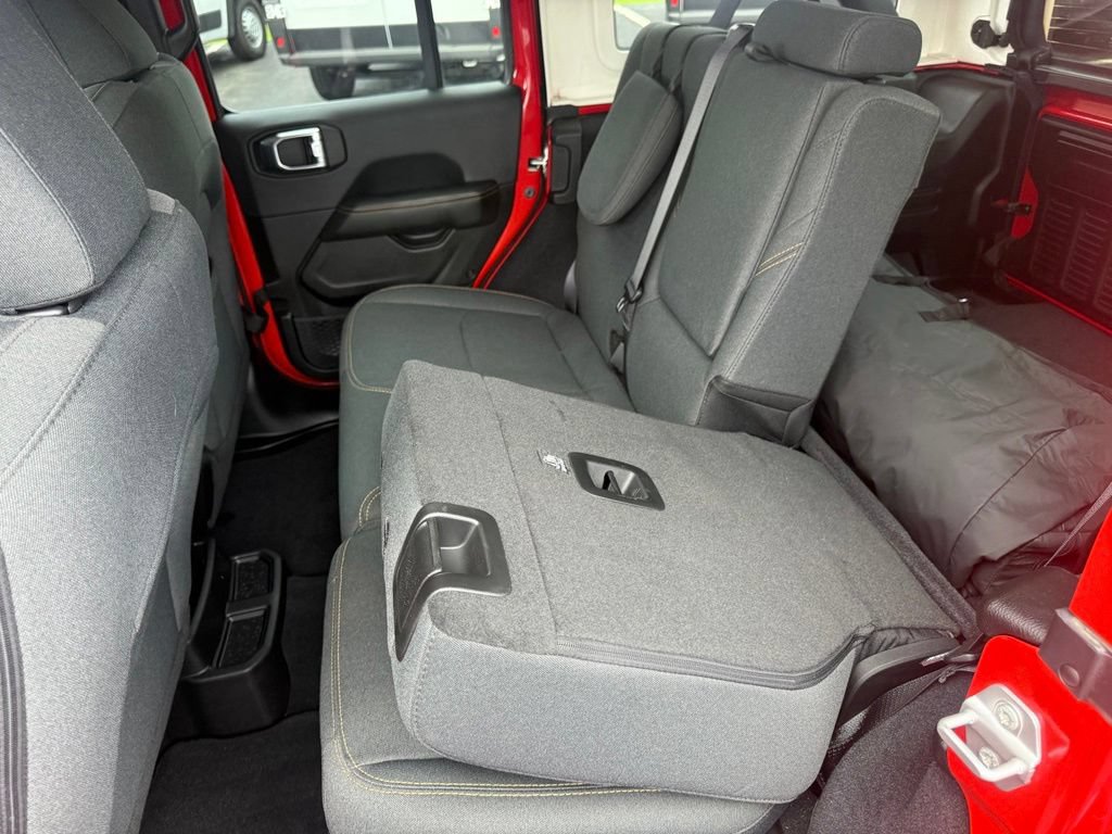 Used 2025 Jeep Wrangler Unlimited Sahara w/ Safety Group AWD/4WD image 39