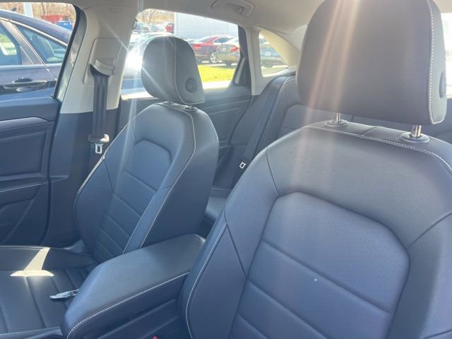 Used 2024 Volkswagen Jetta SE w/ Panoramic Sunroof Package image 8