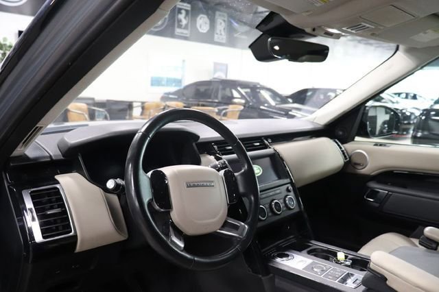 Used 2019 Land Rover Discovery SE image 11