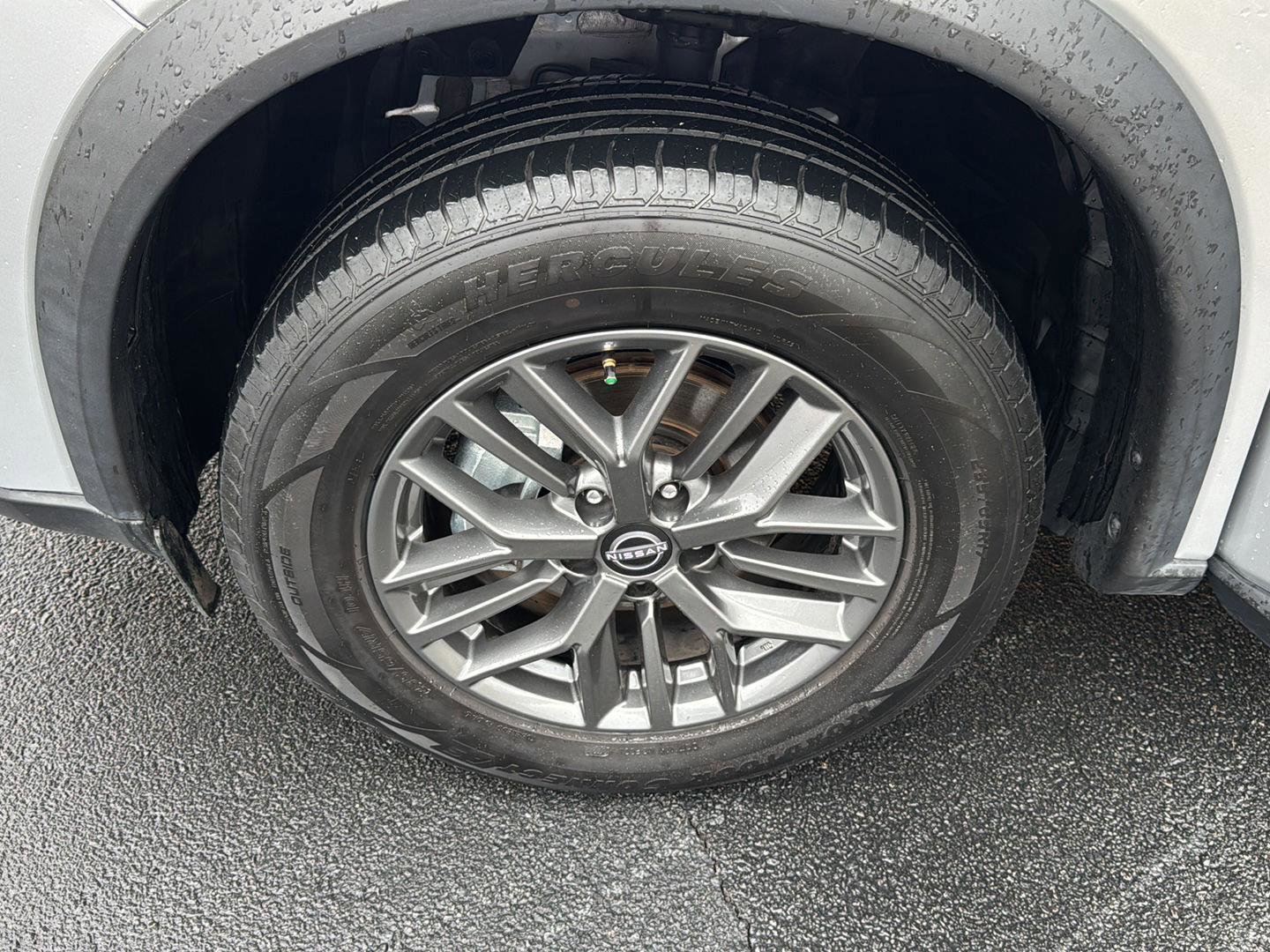 Used 2024 Nissan Rogue S image 29