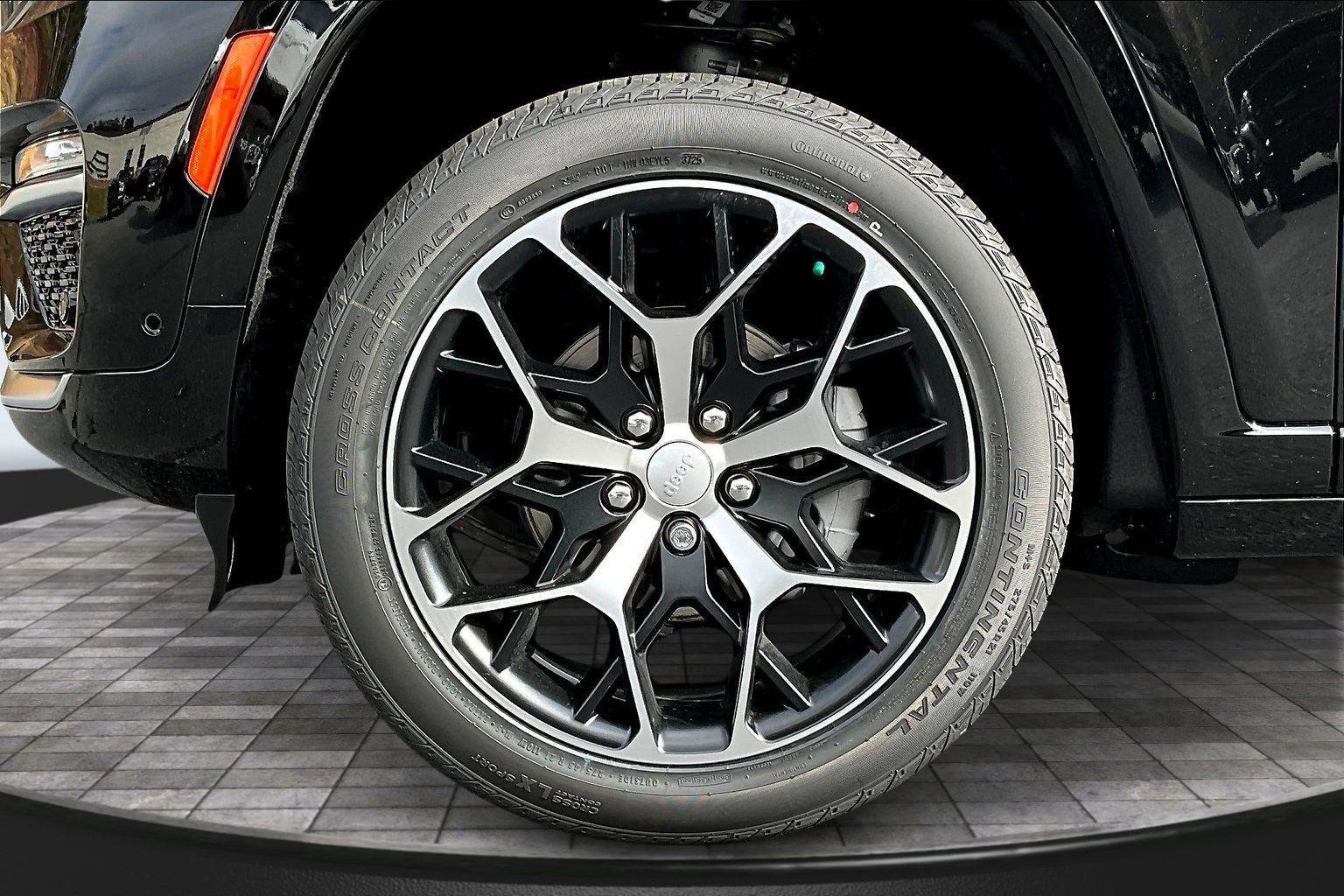 New 2025 Jeep Grand Cherokee Summit image 12