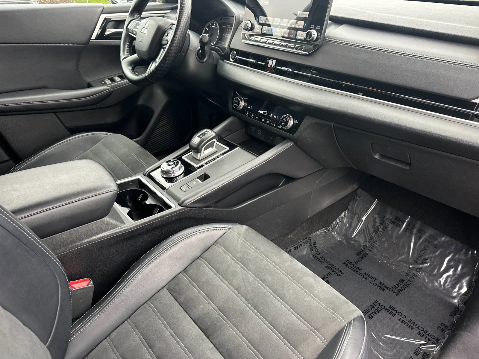 Used 2024 Mitsubishi Outlander SE Black Edition image 16