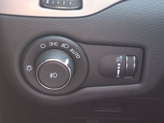 Used 2022 Jeep Cherokee Latitude AWD/4WD image 17