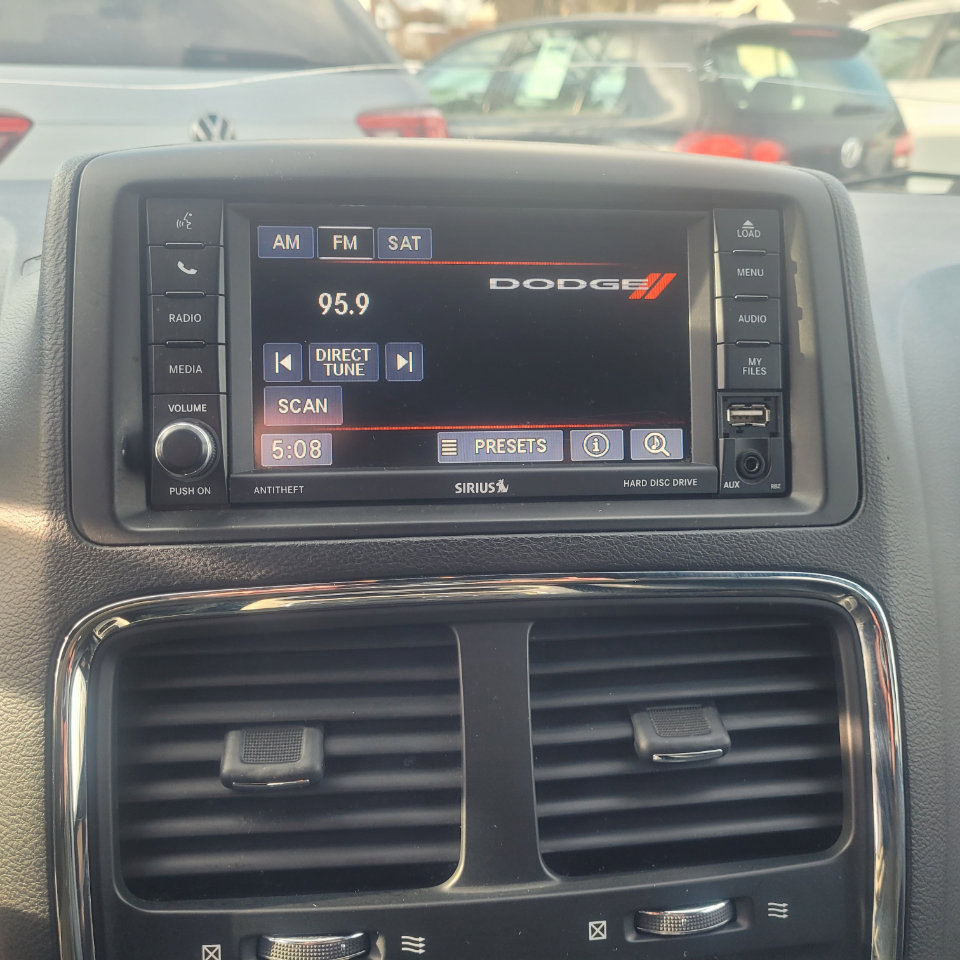 Used 2017 Dodge Grand Caravan SXT image 18