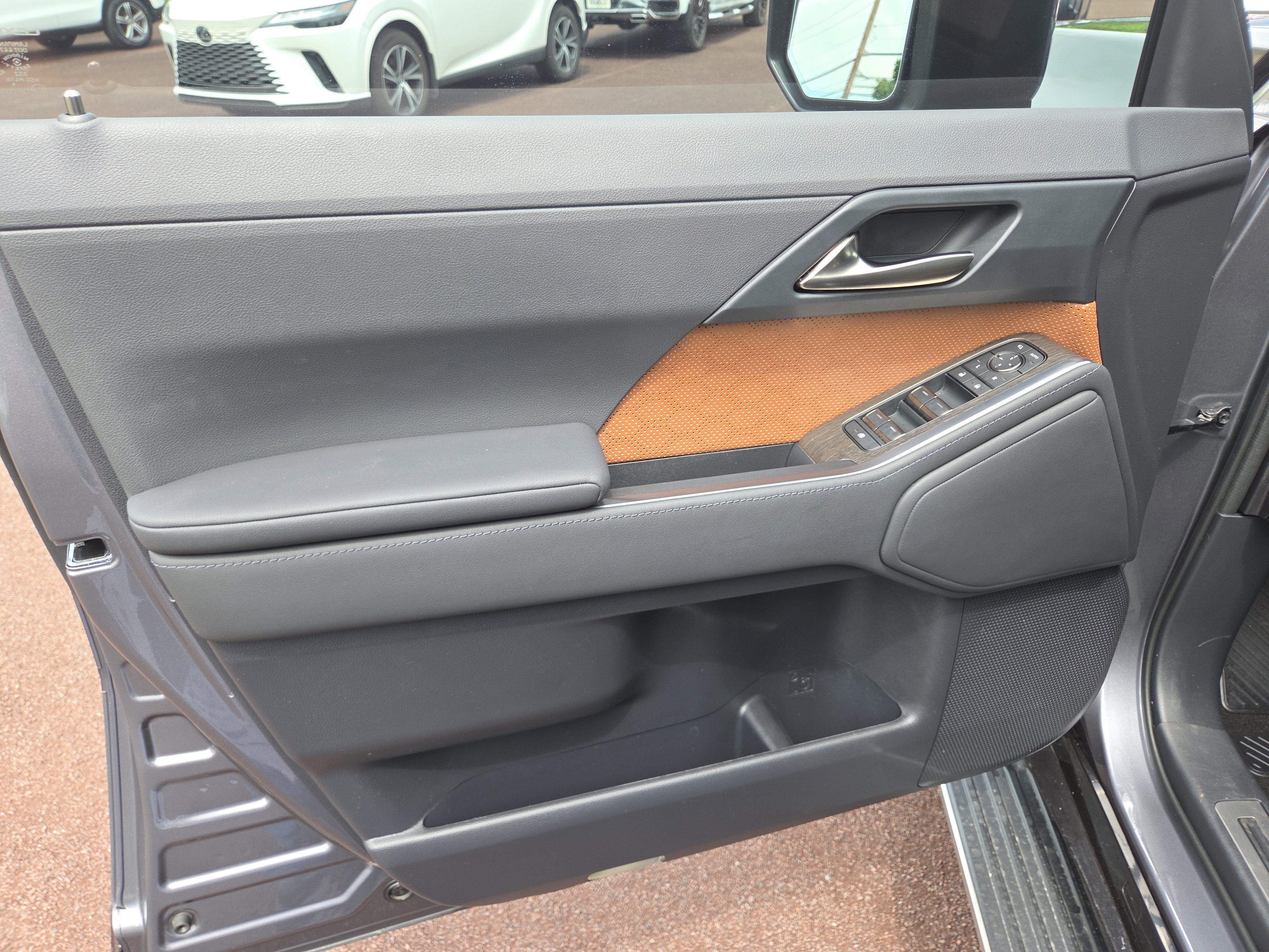 Used 2024 Lexus GX 550 w/ Accessory Package (2T) AWD/4WD image 14