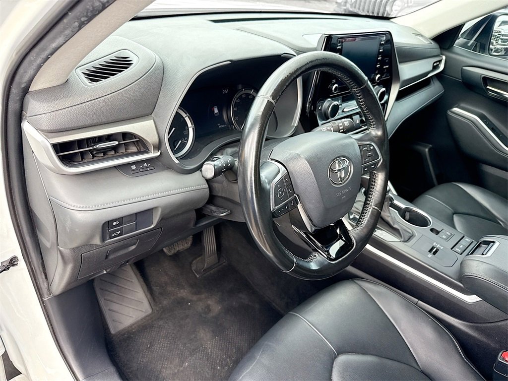 Used 2021 Toyota Highlander XLE image 10