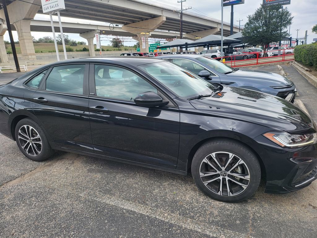 Used 2025 Volkswagen Jetta Sport image 4