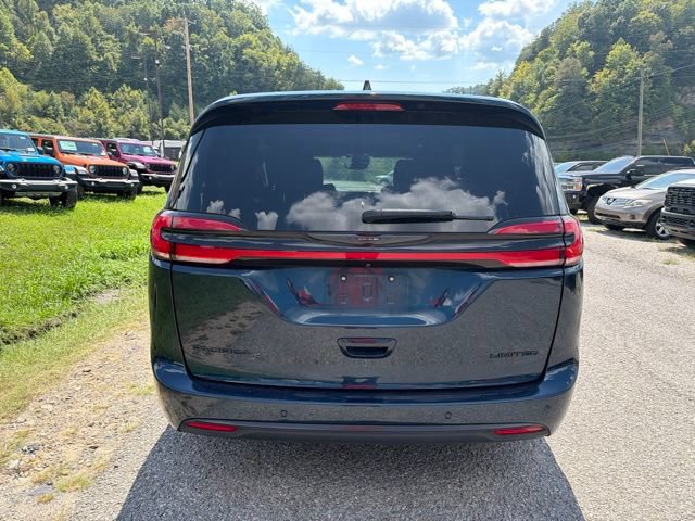 Used 2025 Chrysler Pacifica Limited FWD image 4
