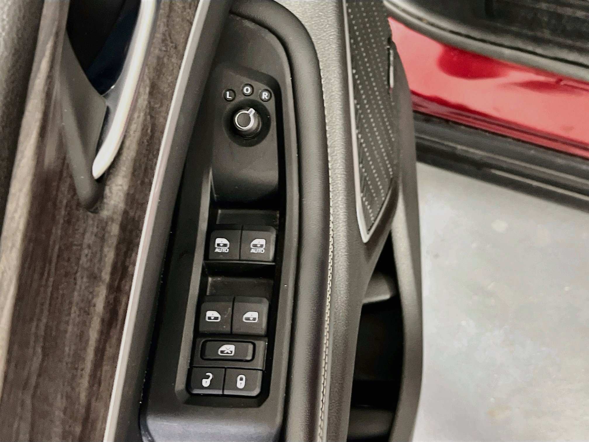 Used 2023 Jeep Grand Cherokee Limited w/ Black Appearance Package AWD/4WD image 18