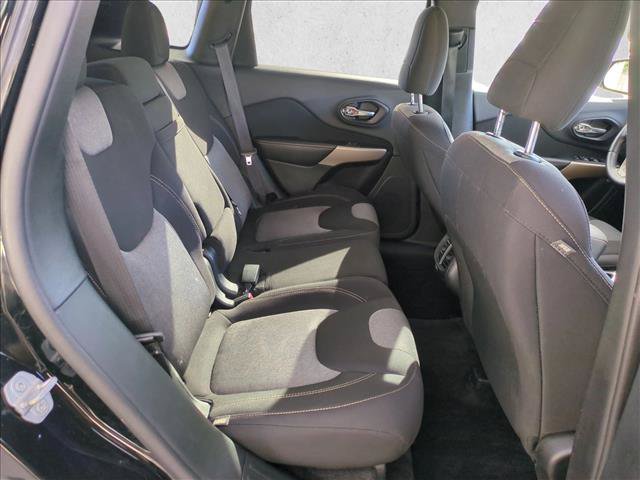 Used 2018 Jeep Cherokee Latitude w/ Altitude Package FWD image 19