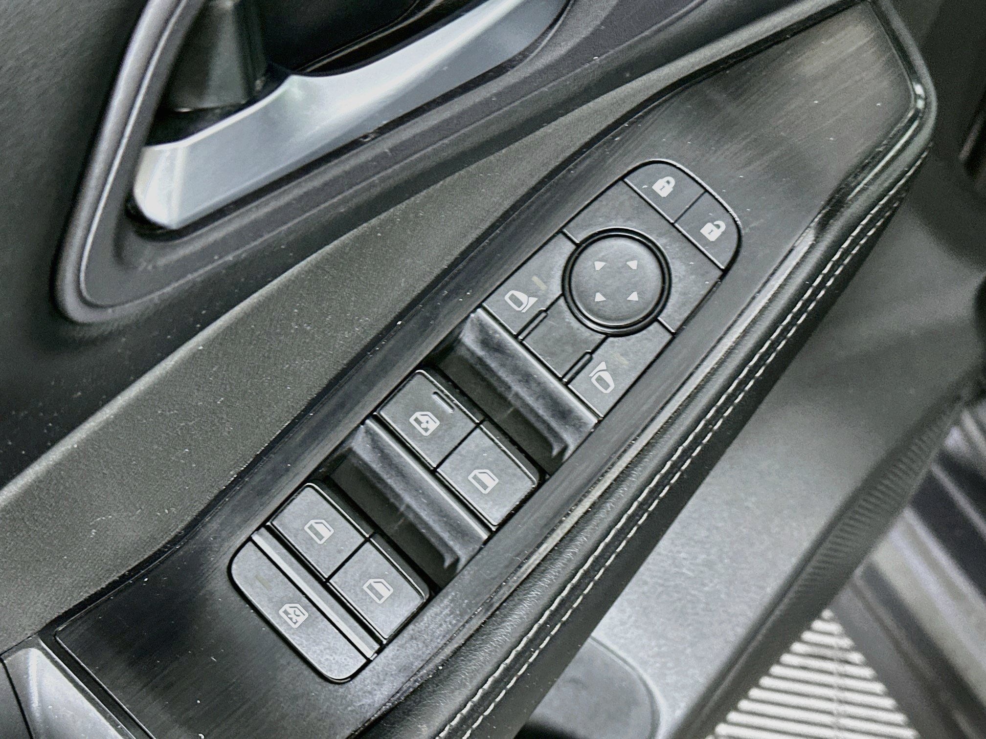 Used 2025 Nissan Rogue SV FWD image 15