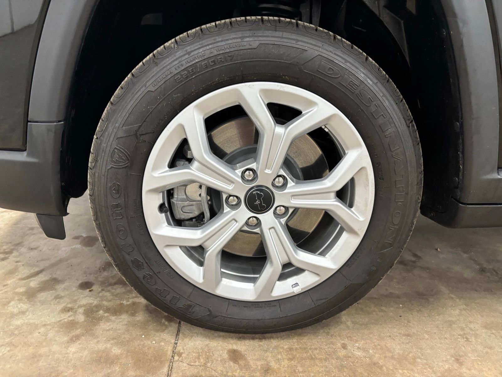Used 2025 Jeep Compass Latitude AWD/4WD image 9