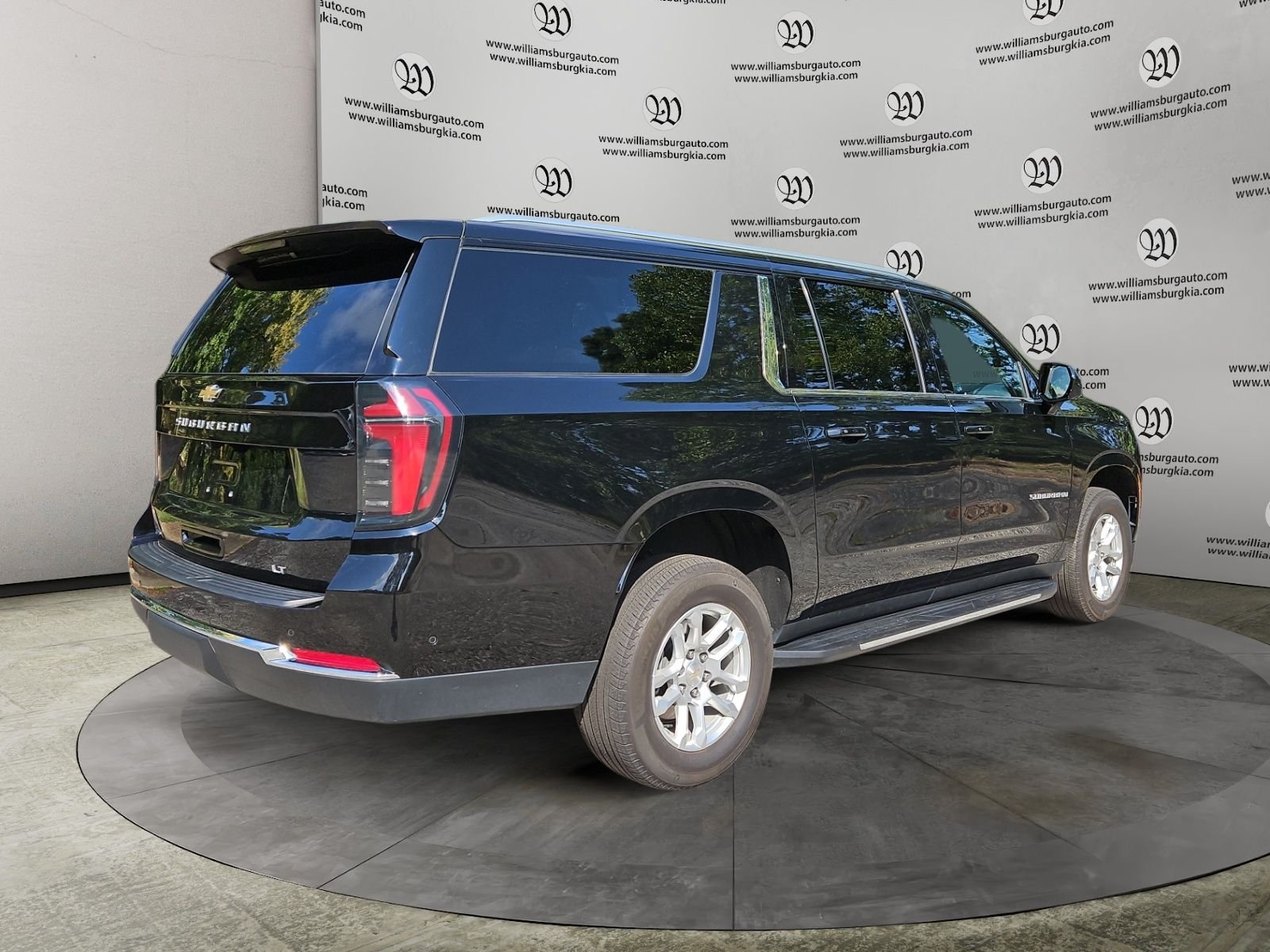 Used 2025 Chevrolet Suburban LT RWD image 5