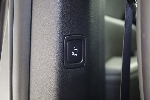 Used 2025 Kia Carnival FWD image 31
