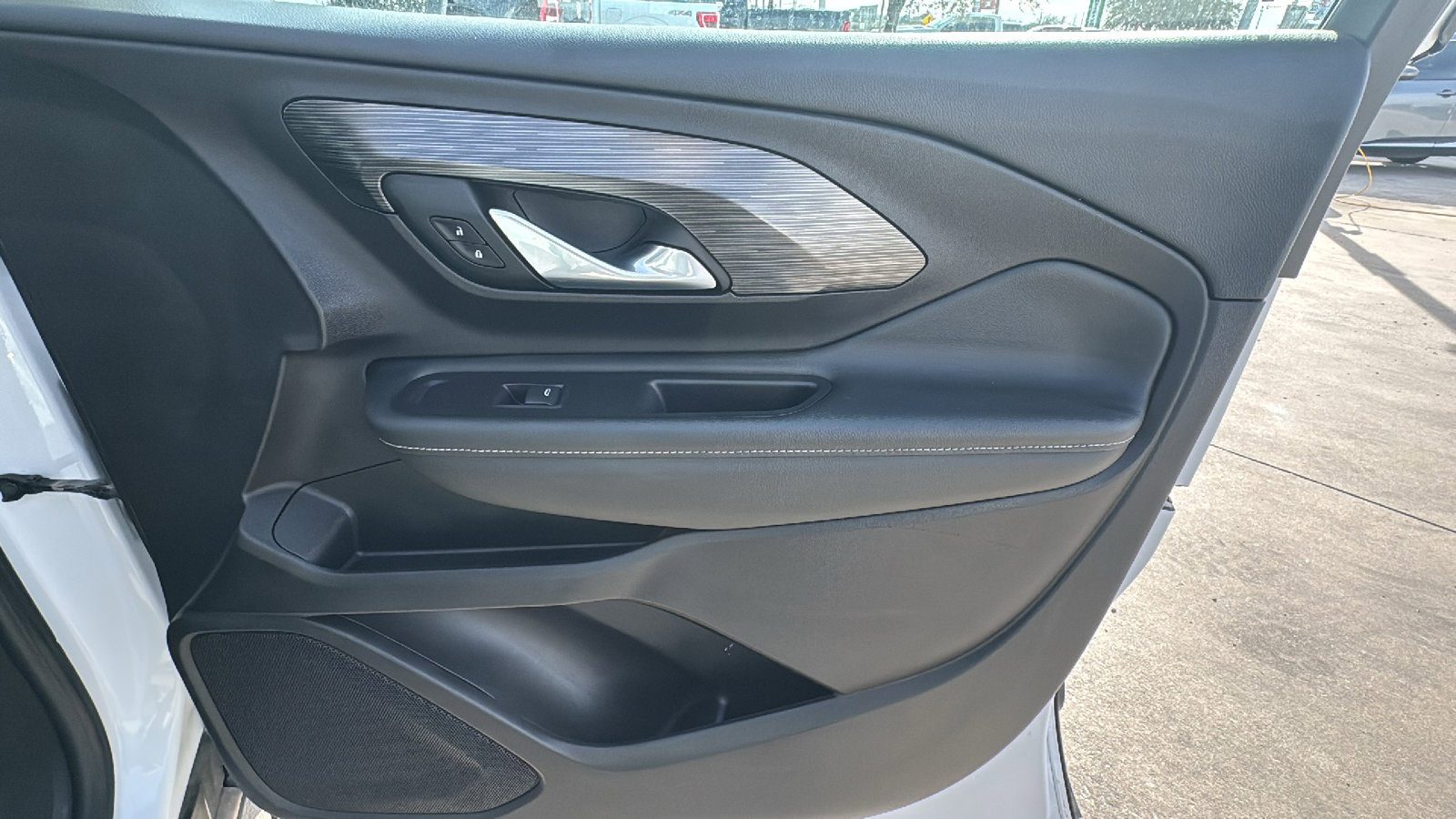 Used 2024 GMC Terrain SLT image 28