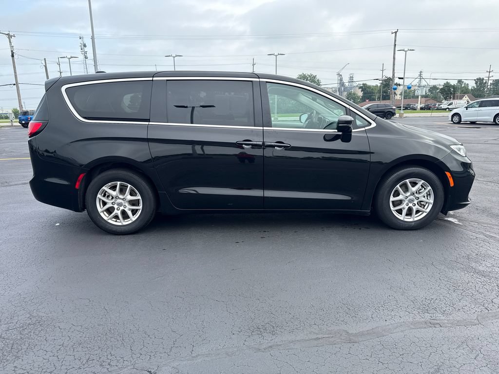 Used 2024 Chrysler Pacifica Touring-L FWD image 8