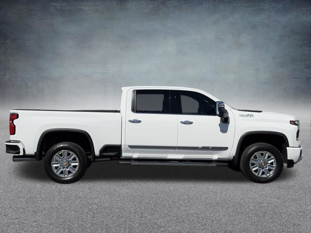 Used 2025 Chevrolet Silverado 2500 High Country w/ High Country Premium Package AWD/4WD image 3