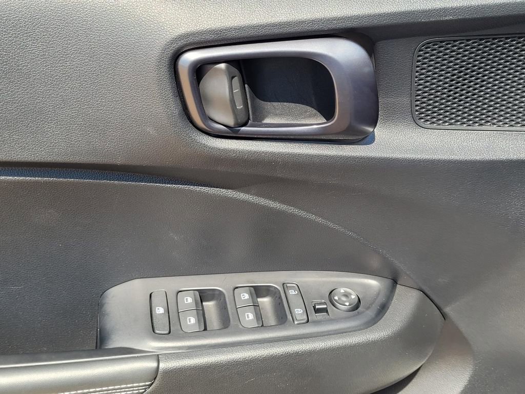 Used 2025 Hyundai Venue Limited FWD image 11