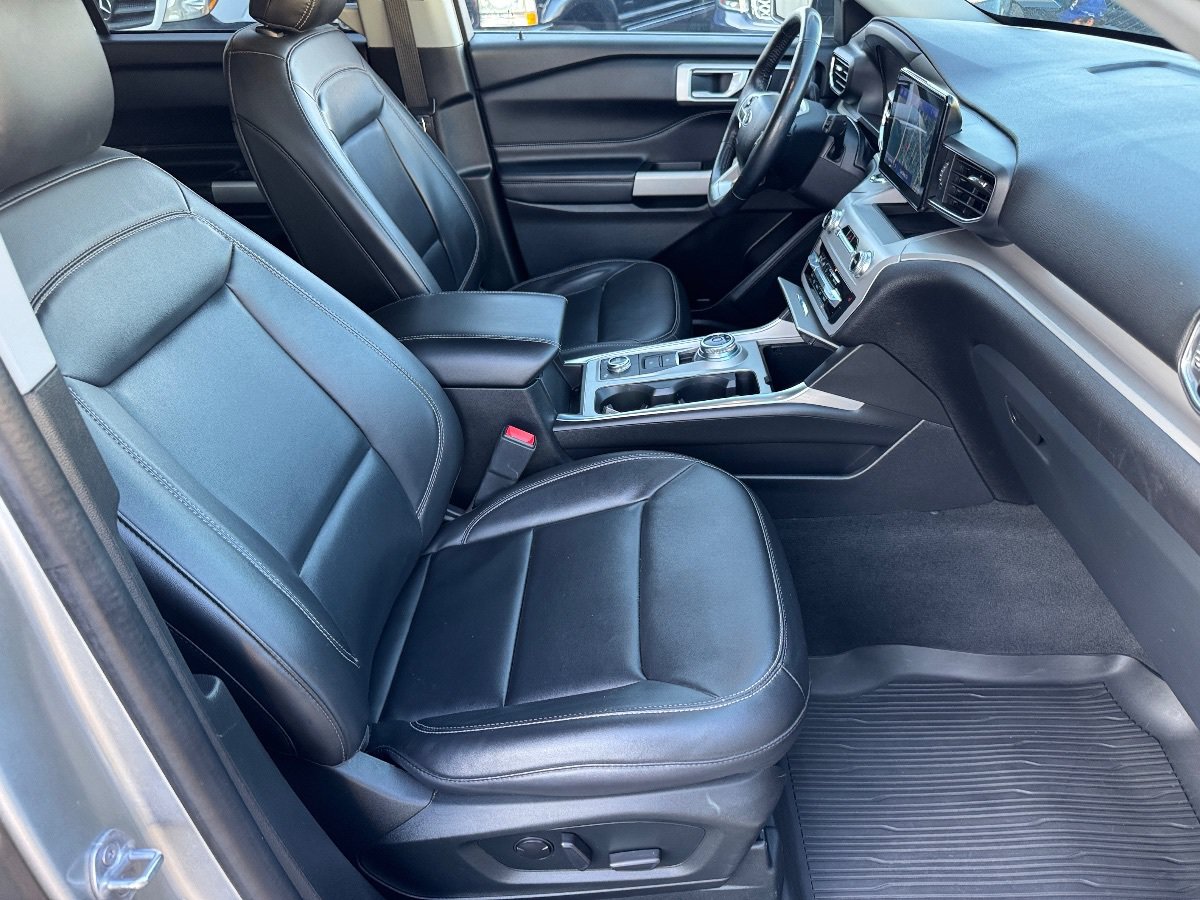 Used 2023 Ford Explorer XLT w/ Equipment Group 202A AWD/4WD image 17