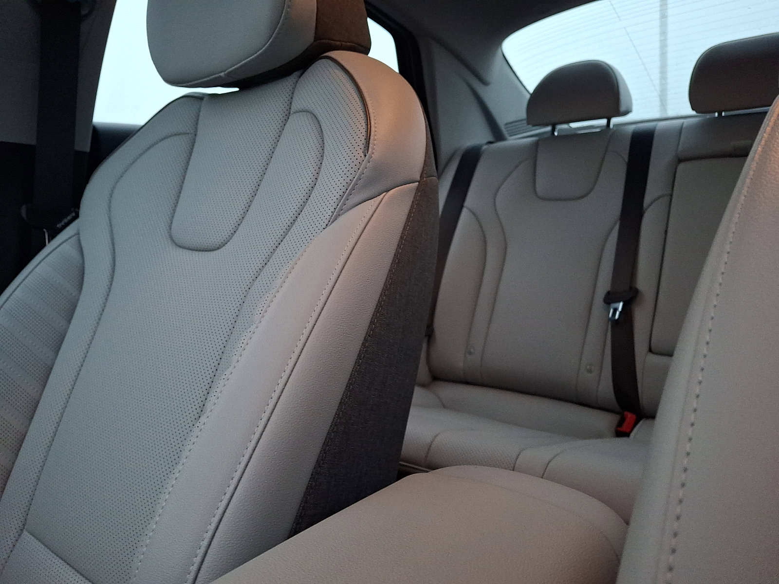 Used 2025 Hyundai Elantra Limited image 18