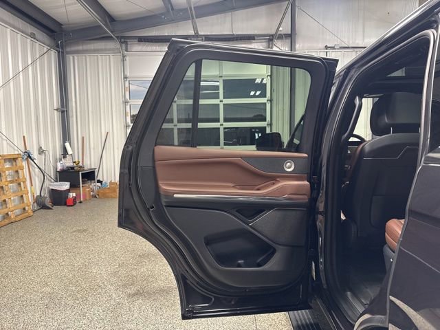 Used 2025 Lincoln Navigator Reserve AWD/4WD image 19