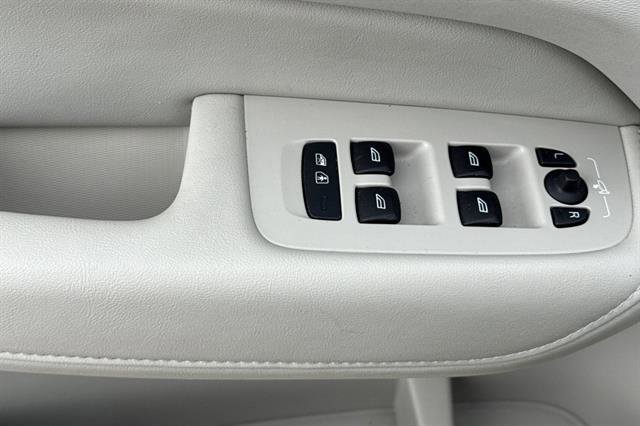 Certified 2023 Volvo XC60 B6 Ultimate w/ Protection Package Premier image 11