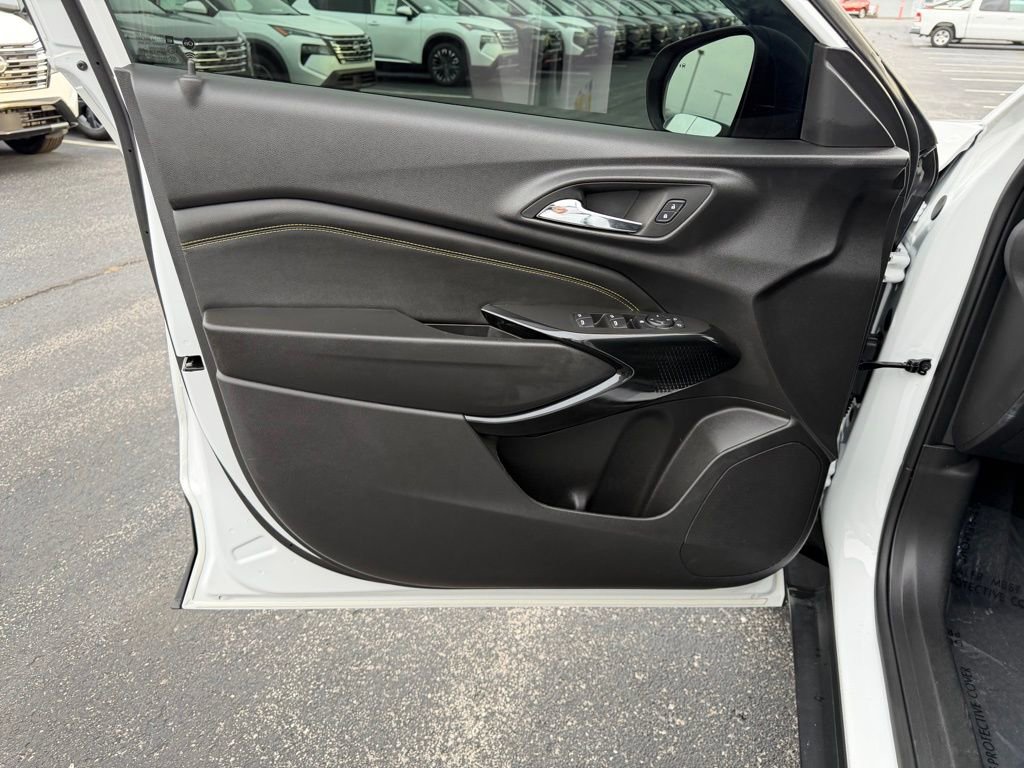 Used 2025 Chevrolet Trax ACTIV w/ Sunroof Package image 13