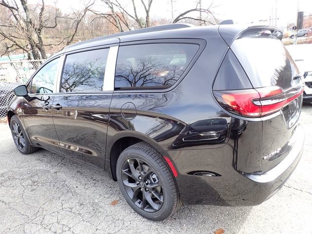 New 2026 Chrysler Pacifica Select w/ S Appearance Package image 3