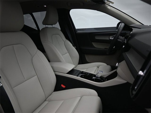 Used 2024 Volvo XC40 B5 Ultimate w/ Protection Package Premier image 34