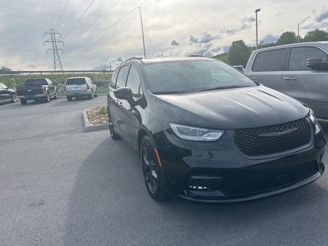 Used 2025 Chrysler Pacifica Limited FWD image 8