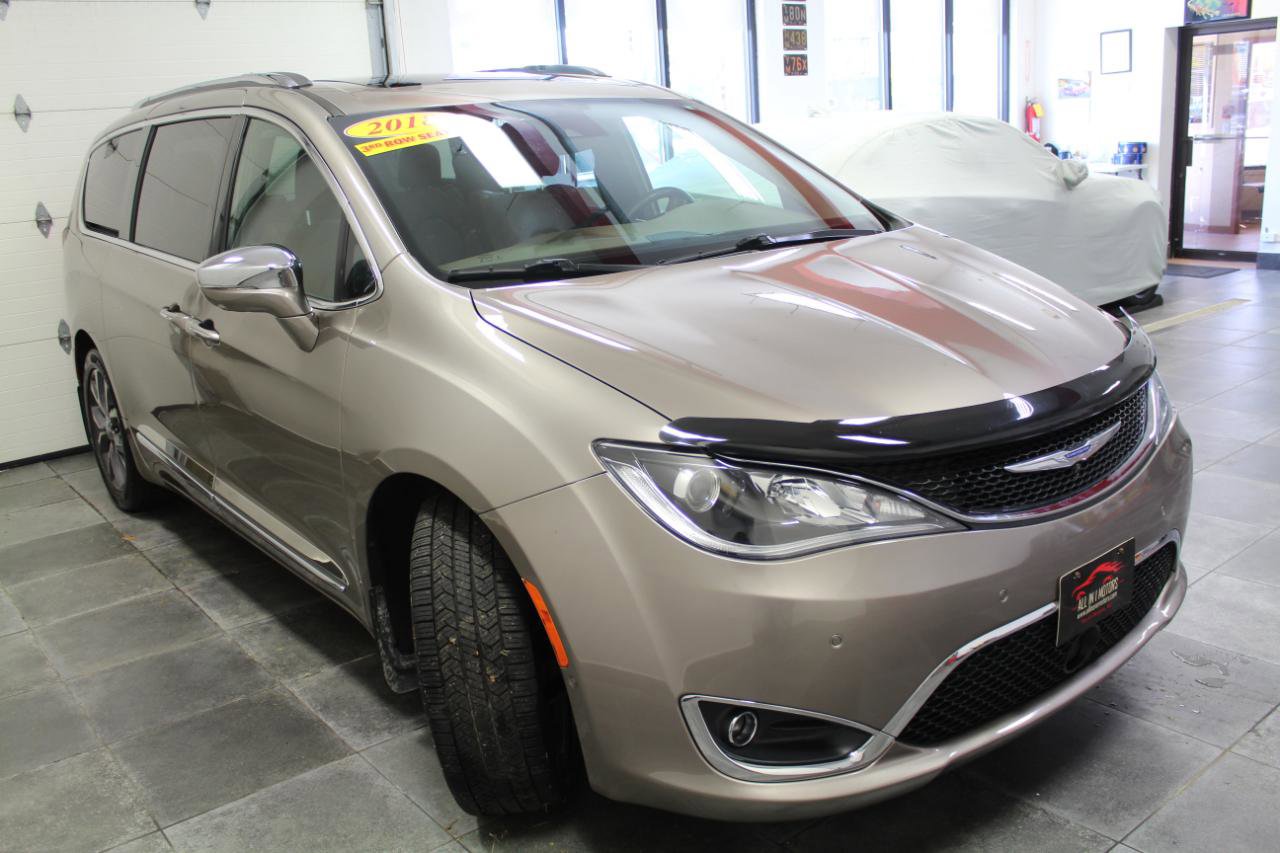 Used 2018 Chrysler Pacifica Limited w/ Tire & Wheel Group FWD image 3