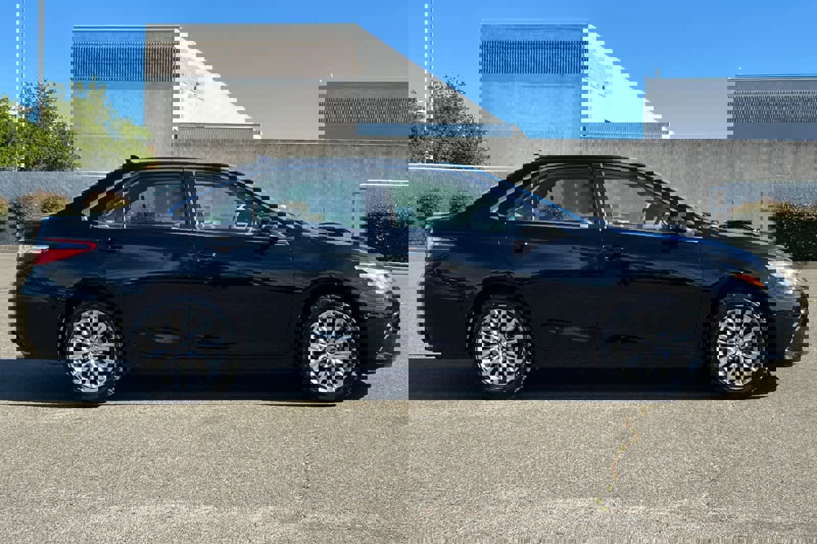 Used 2017 Toyota Camry XLE image 6