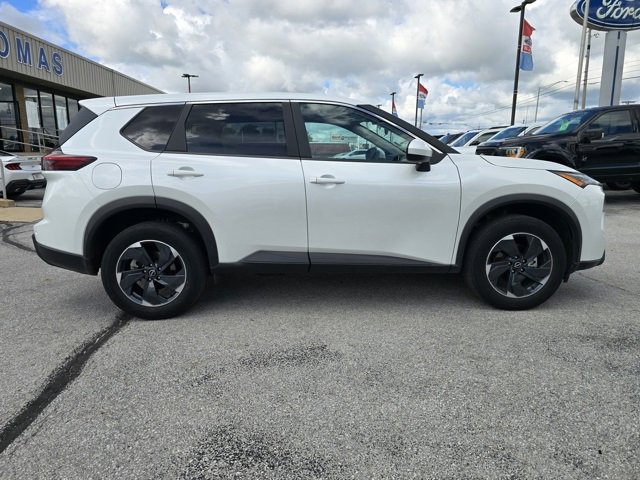 Used 2024 Nissan Rogue SV image 2