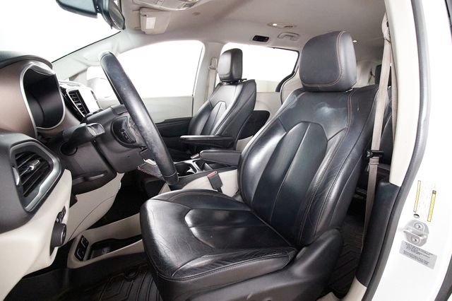 Used 2017 Chrysler Pacifica Touring-L FWD image 19