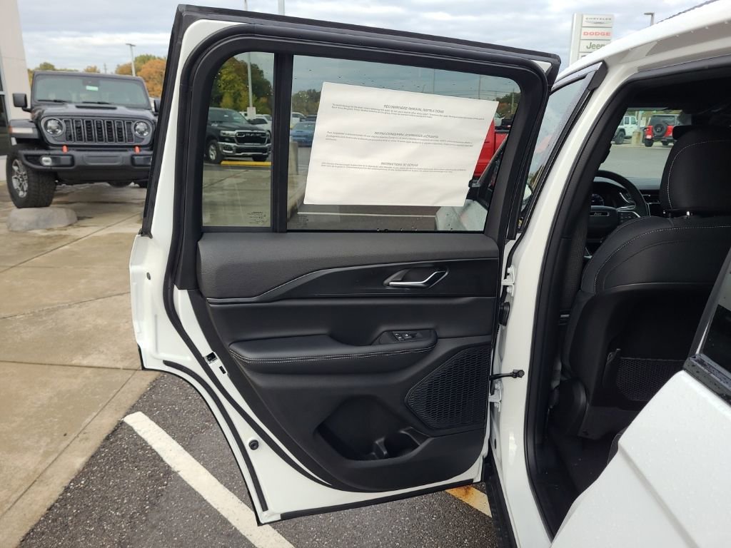 New 2025 Jeep Grand Cherokee Laredo w/ Luxury Tech Group I image 13