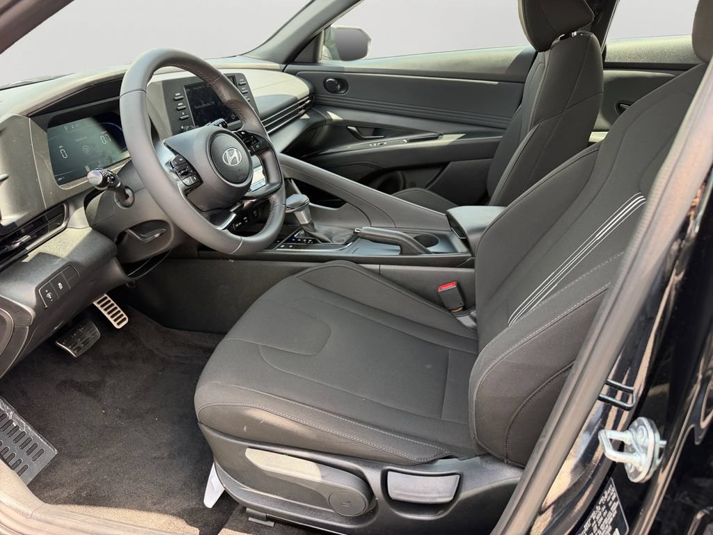 Used 2025 Hyundai Elantra Sport FWD image 16