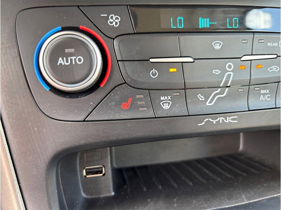 Used 2018 Ford Focus Titanium w/ Titanium Technology Package FWD image 34