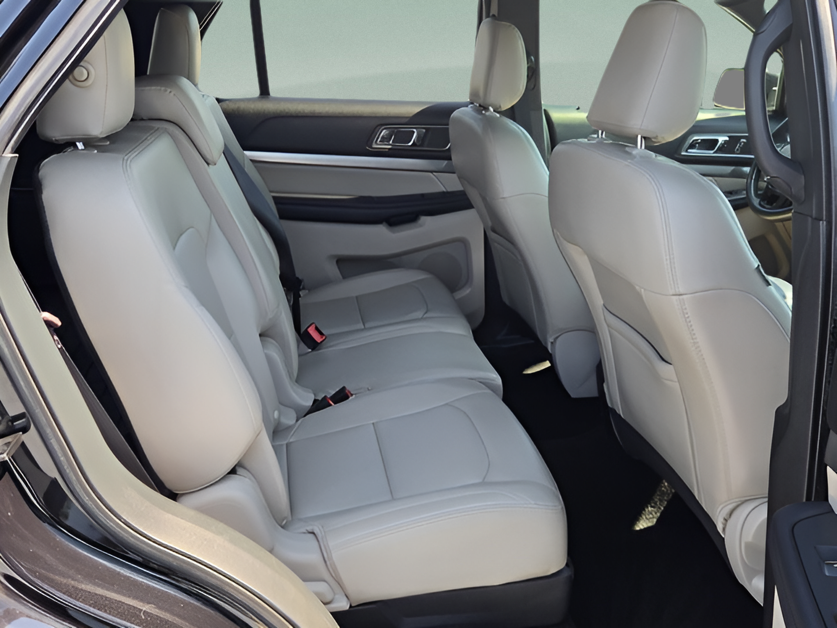 Used 2019 Ford Explorer XLT w/ Equipment Group 202A FWD image 15