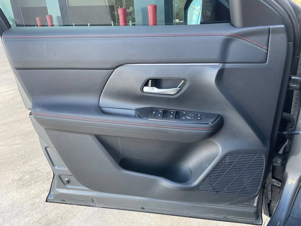 Certified 2025 Nissan Kicks SR FWD image 9
