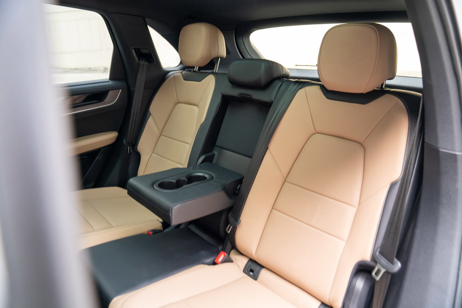 Used 2025 Porsche Cayenne image 23