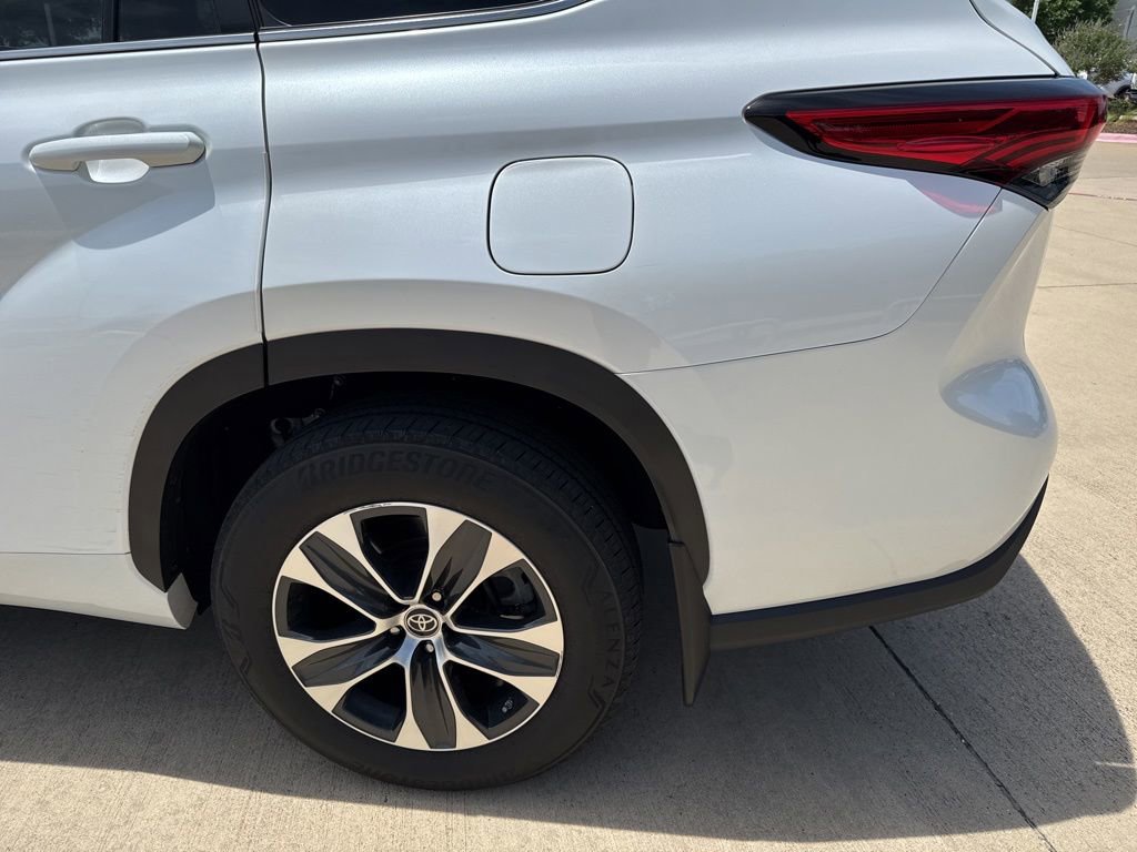Used 2023 Toyota Highlander XLE AWD/4WD image 3