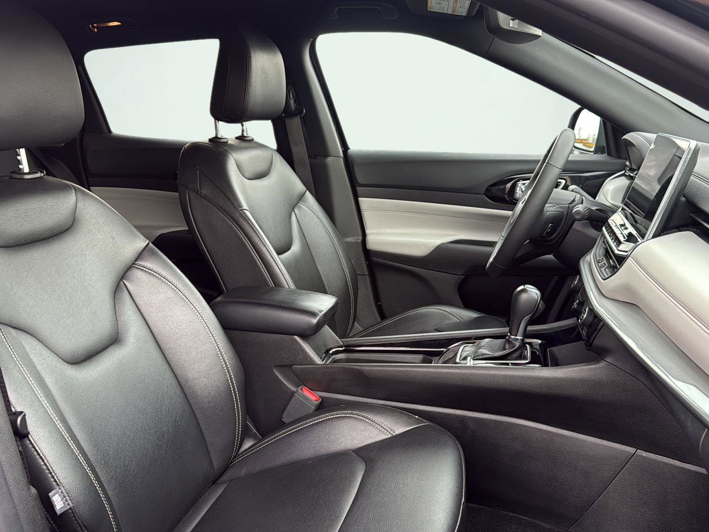 Used 2025 Jeep Compass Limited image 26