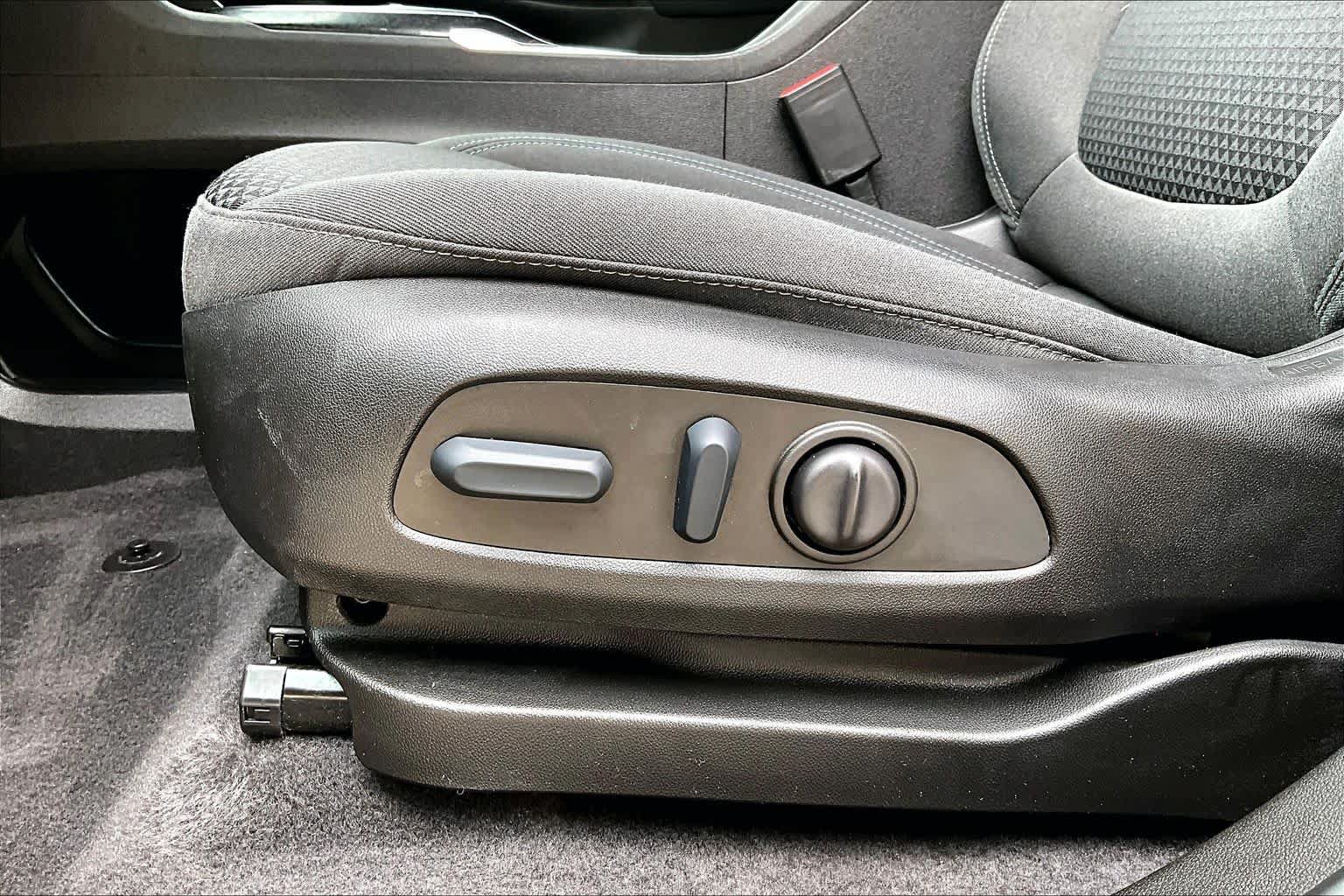 Used 2022 Chevrolet Bolt EUV LT w/ Comfort Package FWD image 31