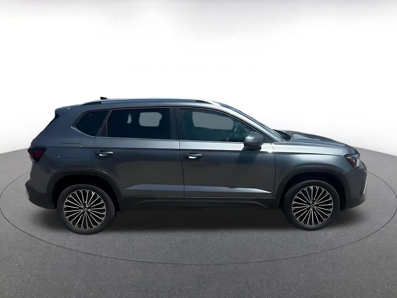Used 2025 Volkswagen Taos SE FWD image 16